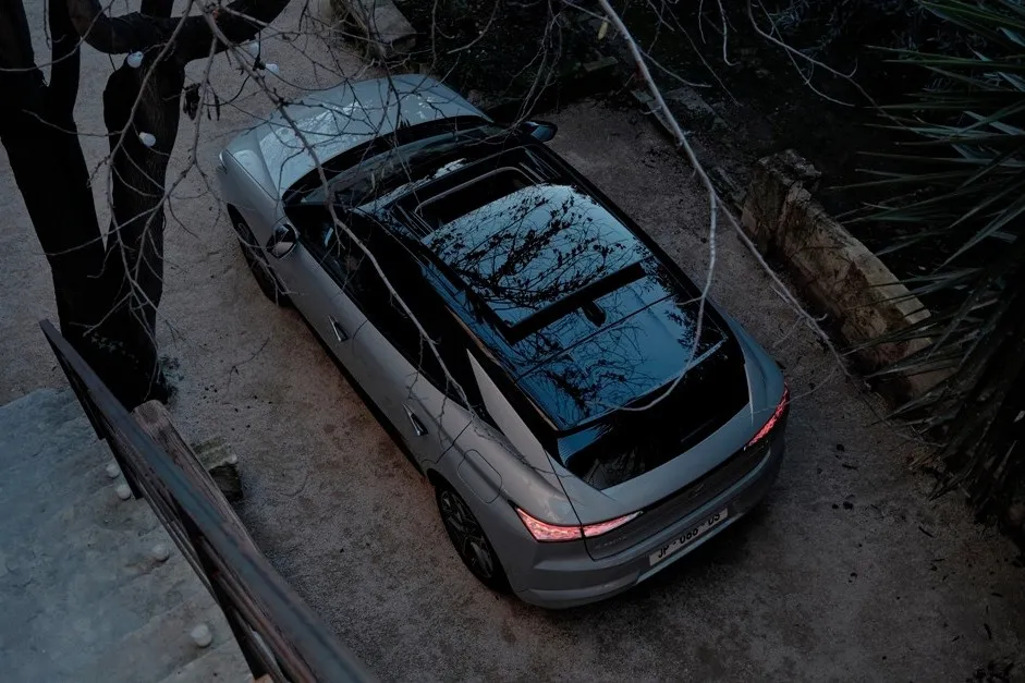 Der DS 4 E-Tense richtet sich an Fahrer, die Wert auf Individualität, Komfort und moderne Technik legen und zudem abseits des automobilen Mainstreams unterwegs sein wollen.