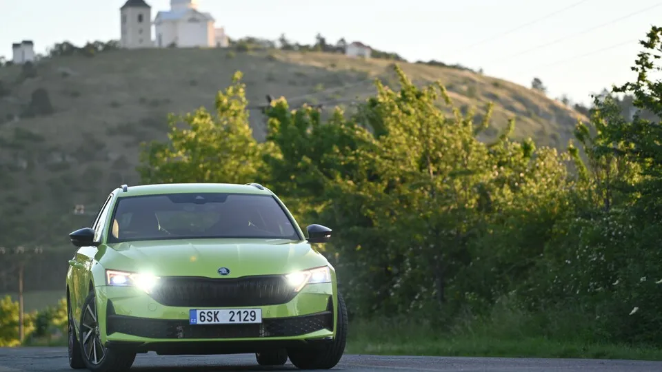Der Skoda Octavia bringt im Facelift-Jahr 2024 optisch nur Detail-Anpassungen mit.