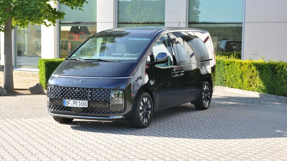 Der siebensitzige Hyundai Staria sieht futuristisch aus. Im Innern ist er allerdings ein konventionelles Auto