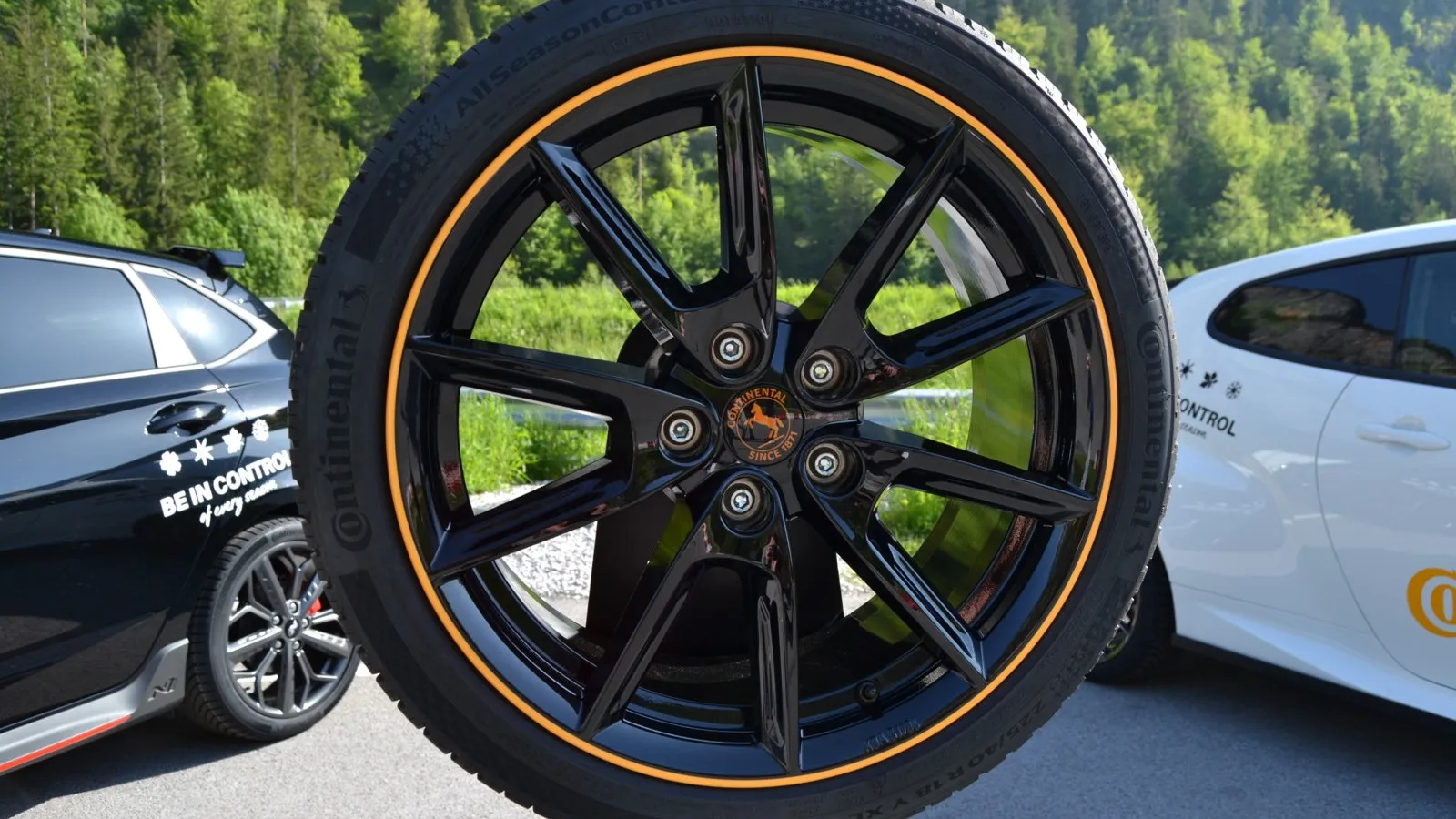 Continental ist nicht der einzige Hersteller, bei dem die Anforderungen von Elektroautos immer stärker in die Reifenentwicklung einfließen.