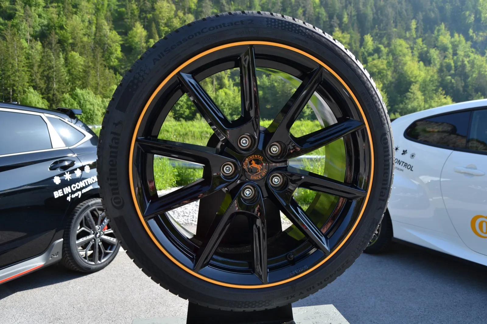 Continental ist nicht der einzige Hersteller, bei dem die Anforderungen von Elektroautos immer stärker in die Reifenentwicklung einfließen.