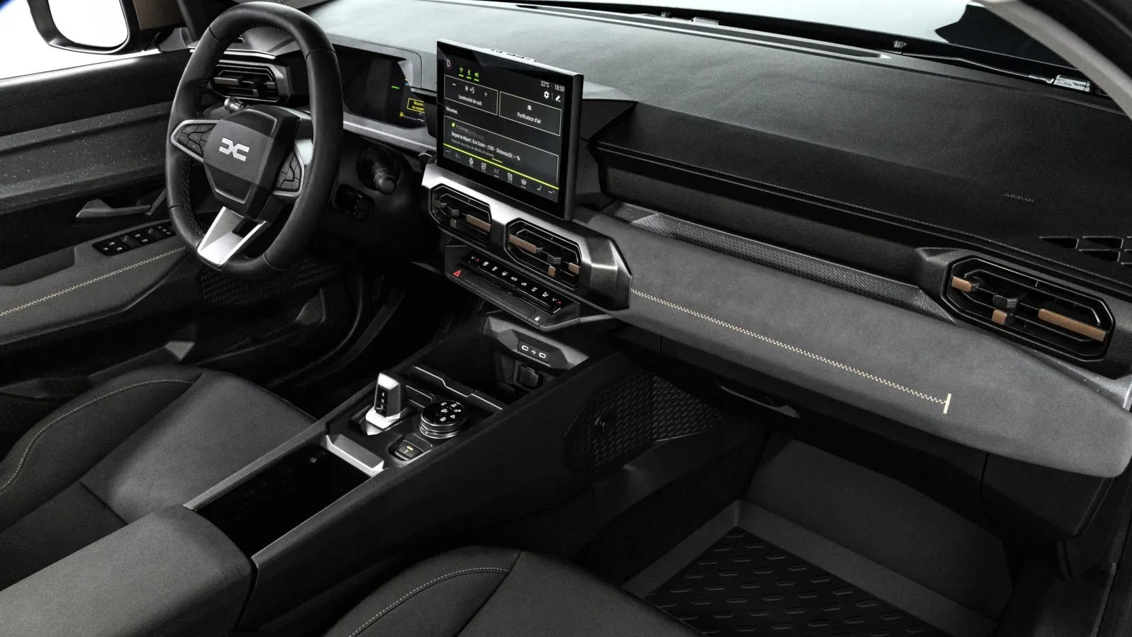 In der Mittelkonsole sitzt serienmäßig ein 10,1-Zoll-Touchdisplay, optional mit Navigationssystem, Echtzeit-Verkehrsinformationen und acht Jahren Updates.