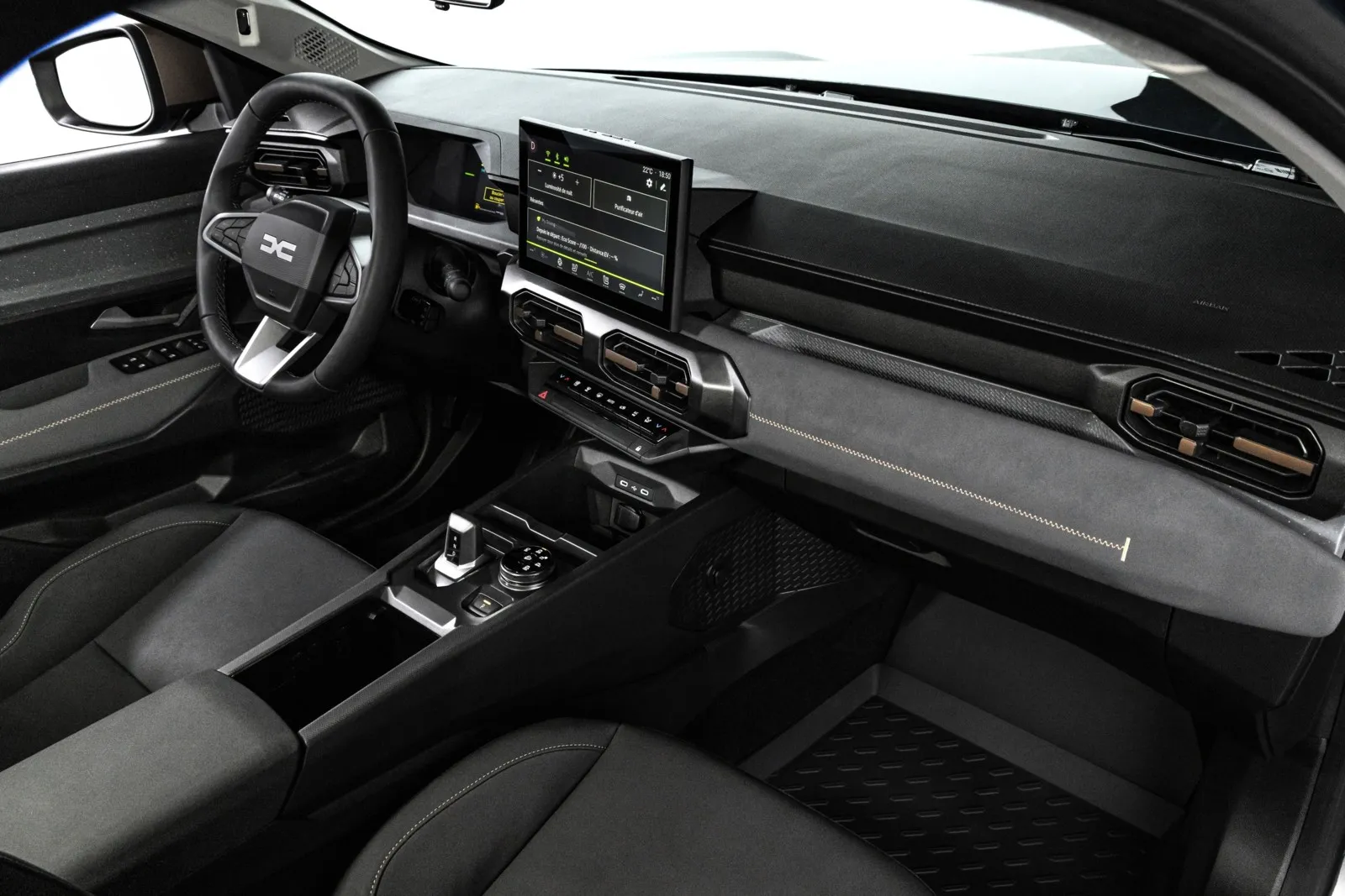 In der Mittelkonsole sitzt serienmäßig ein 10,1-Zoll-Touchdisplay, optional mit Navigationssystem, Echtzeit-Verkehrsinformationen und acht Jahren Updates.
