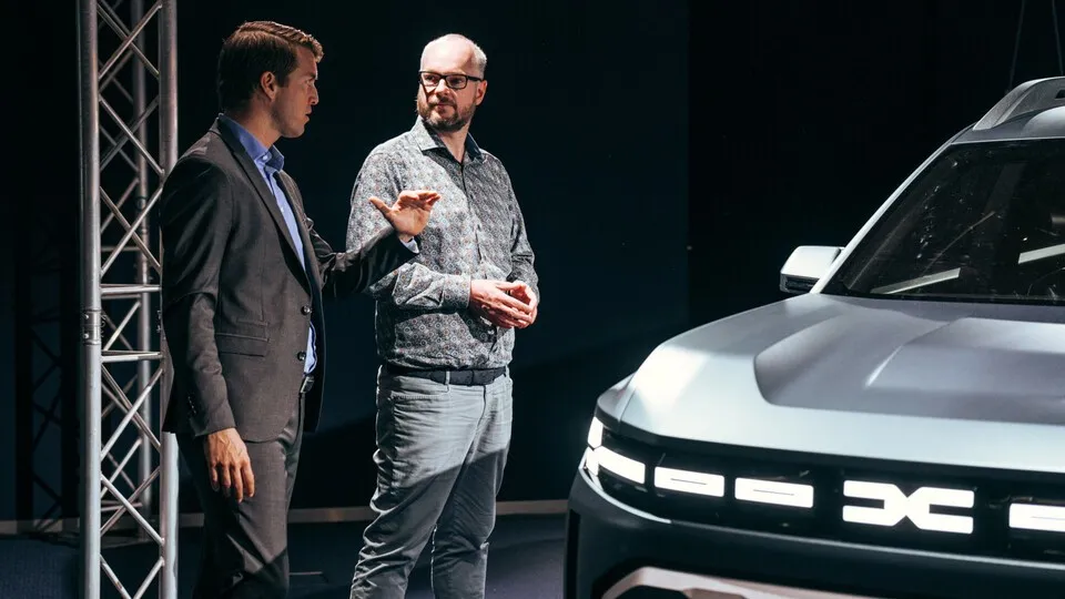 Dacia-Deutschland-Chef Thilo Schmidt (l.) und bfp-Chefredakteur Christian Frederik Merten im Gespräch zur Gewerbekundenstrategie der Marke.
