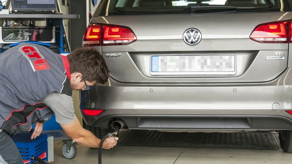 Der Abgasskandal, Fahrverbote in Innenstädten und alternative Antriebe machen dem effizienten Dieselmotor langsam den Garaus.