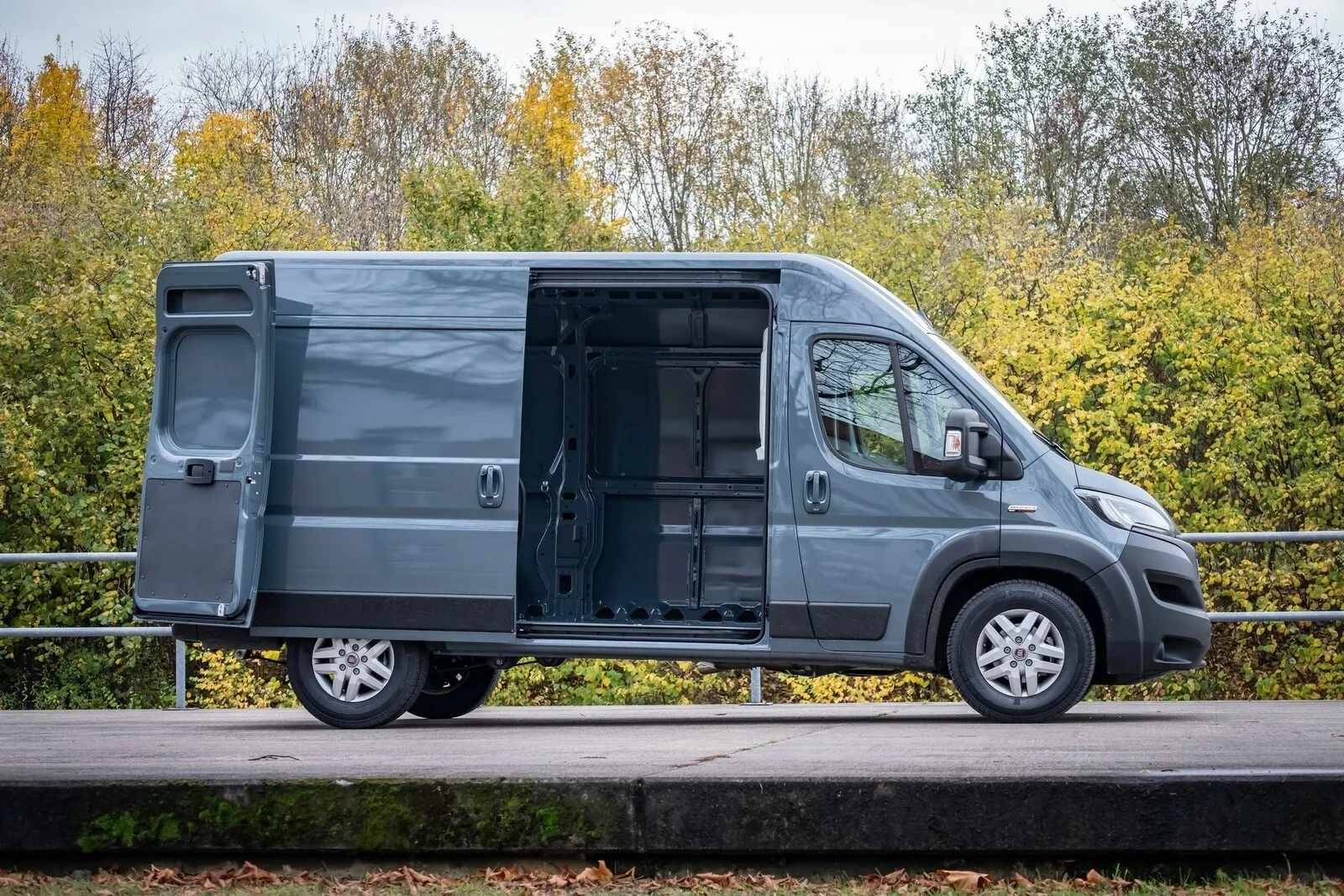Mit großer seitlicher Schiebetür ist der Ducato leicht zu beladen. Drei Längen und vier Höhen ermöglichen viel Variabilität.