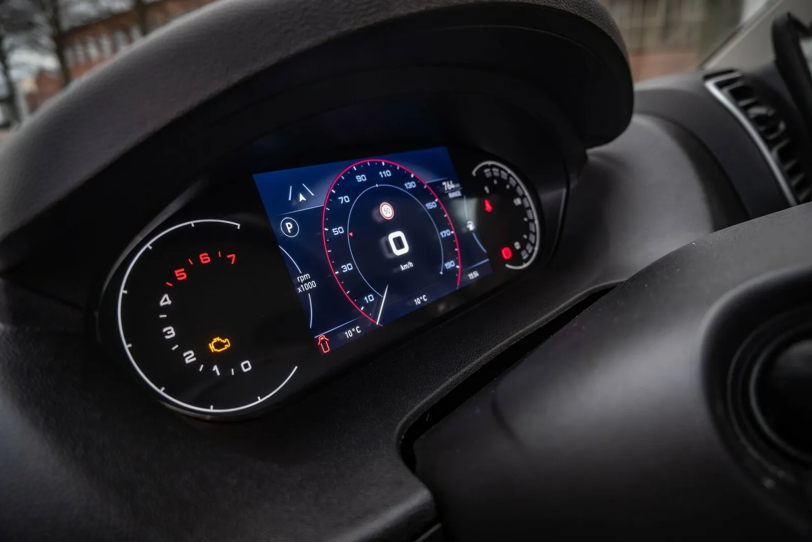 Digitalisierung gelungen: Im neuen Tacho finden LCD, Tradition und neue Sportlichkeit zusammen.