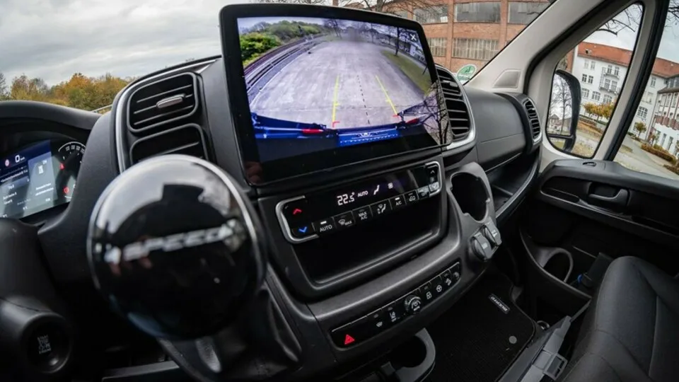 Wer keine Rückfahrkamera hat, sollte beim Parken eines Transporters besser einen Einweiser rufen oder selbst einmal hinters Auto gehen.