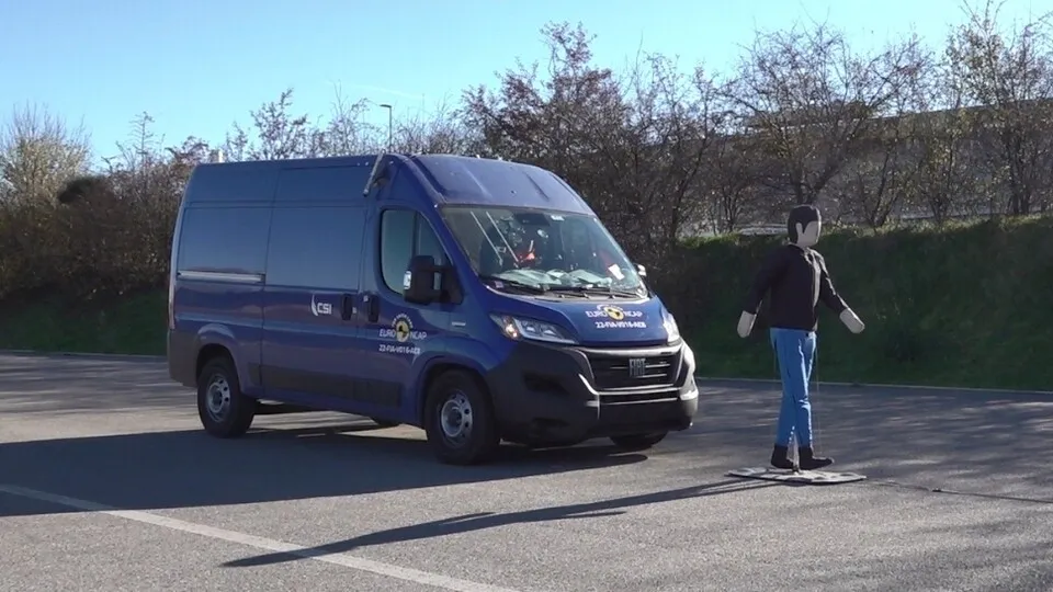 Ein gut funktionierender Notbremsassistent, wie hier im neuen Fiat Ducato, sollte heute in jedem neu bestellten Transporter dabei sein. Pflicht wird er ohnehin zum 7. Juli 2024.