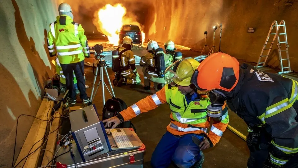 Der Versuch der TU Graz zeigt, dass Rauch von brennenden Elektroautos in Tunnels, ebenso wie bei Verbrennern, an der Decke des Tunnels sammelt und abgesogen wird.