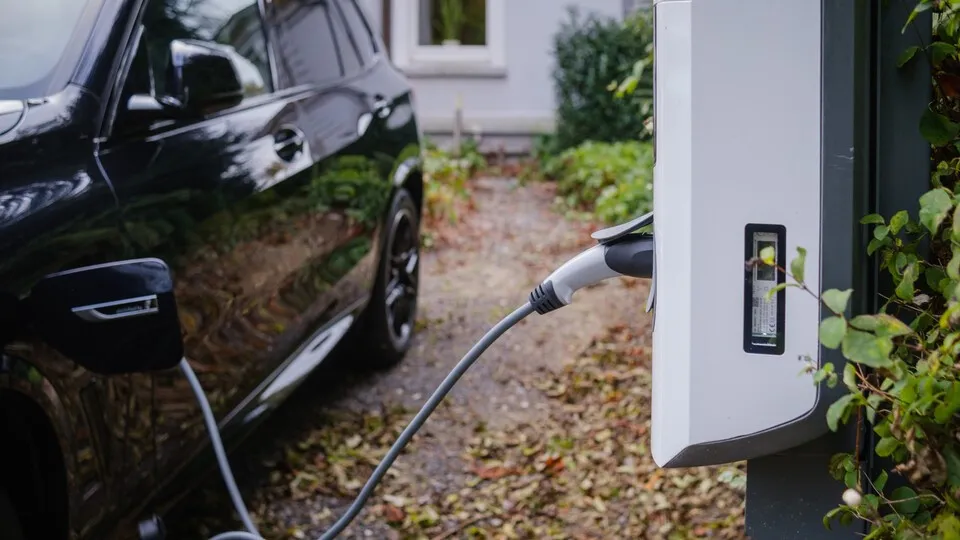 Elektroautos treiben das Wachstum des EU‑Pkw‑Markts im Mai.