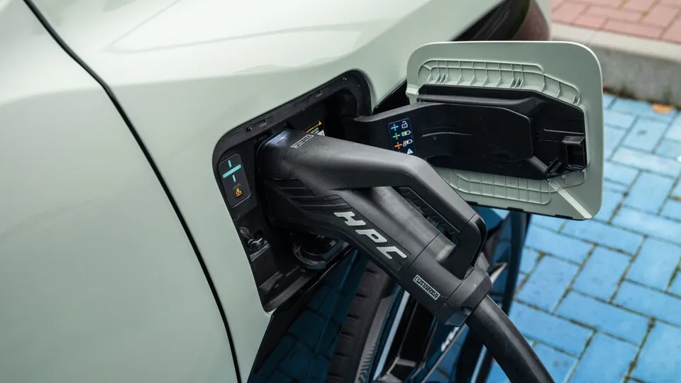 Elektroautos erreichen in Europa einen neuen Marktanteil von über 21 Prozent.