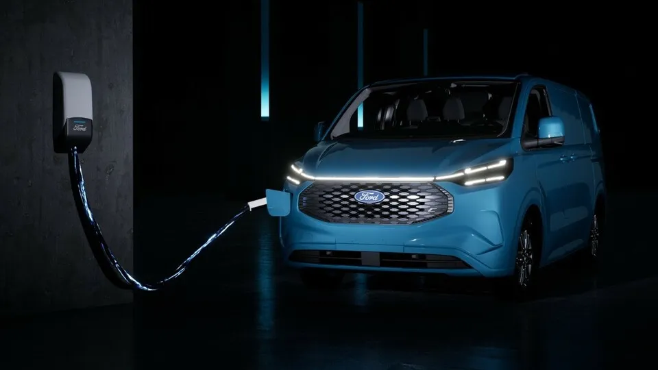 Der E-Transit-Custom ist bei Ford Pro in zwei Leistungsklassen erhältlich und soll bis zu 380 Kilometer weit mit einer Aufladung kommen.