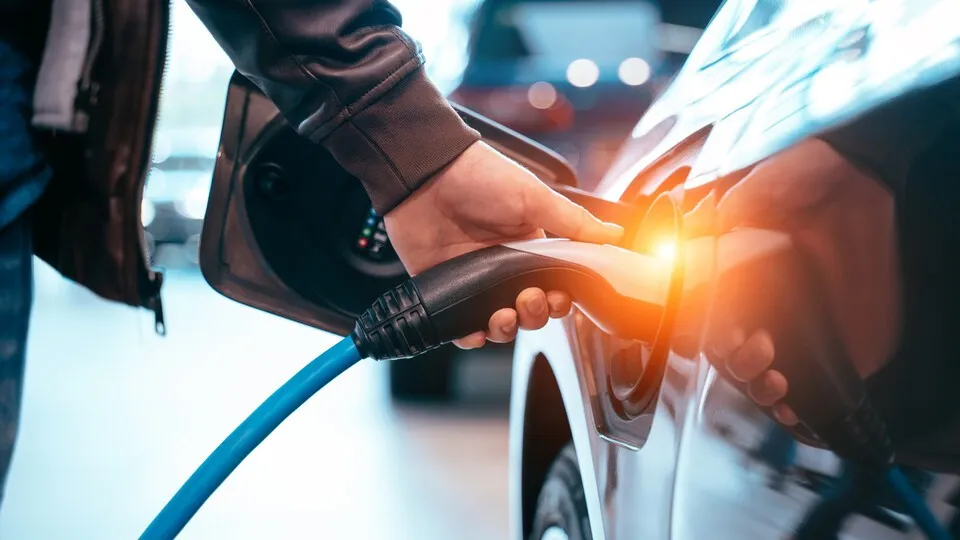 Elektroautos bieten zunehmend mehr Reichweite und Ladeleistung. Viele Vorurteile gelten nur noch für ältere Modelle.