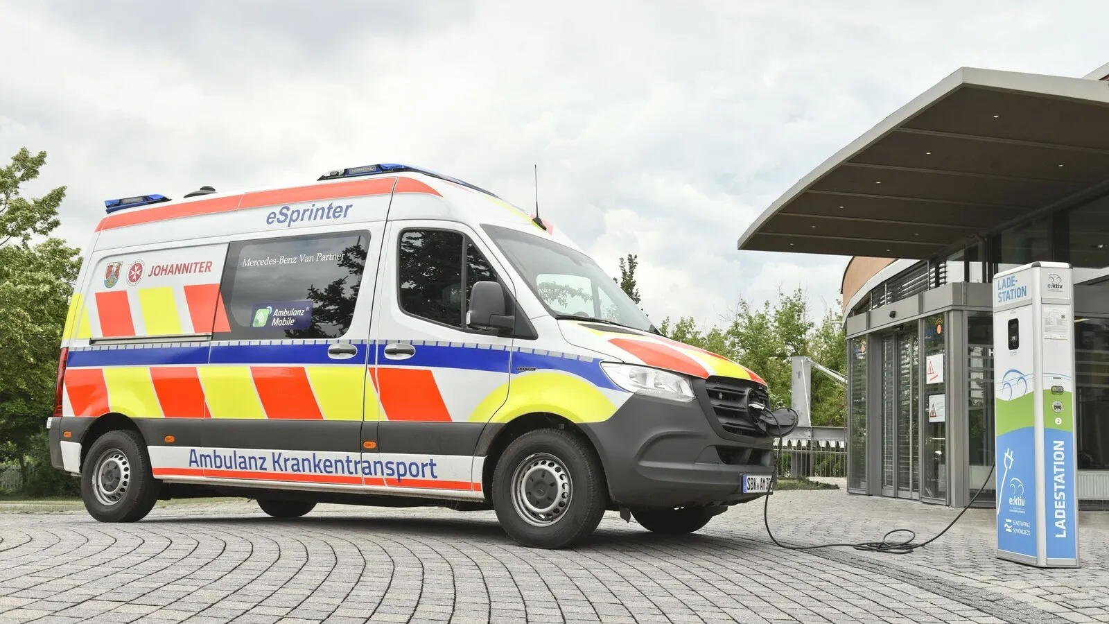 Im Landkreis Dahme-Spreewald ist Mitte August der erste elektrische Krankentransportwagen an die Johanniter Südbrandenburg übergeben worden. Die Basis bietet ein Mercedes-Benz e-Sprinter.