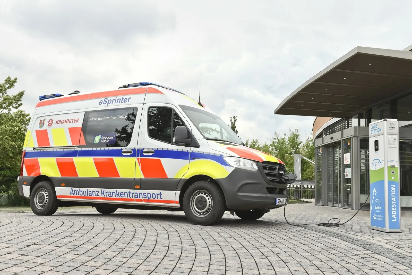 Im Landkreis Dahme-Spreewald ist Mitte August der erste elektrische Krankentransportwagen an die Johanniter Südbrandenburg übergeben worden. Die Basis bietet ein Mercedes-Benz e-Sprinter.