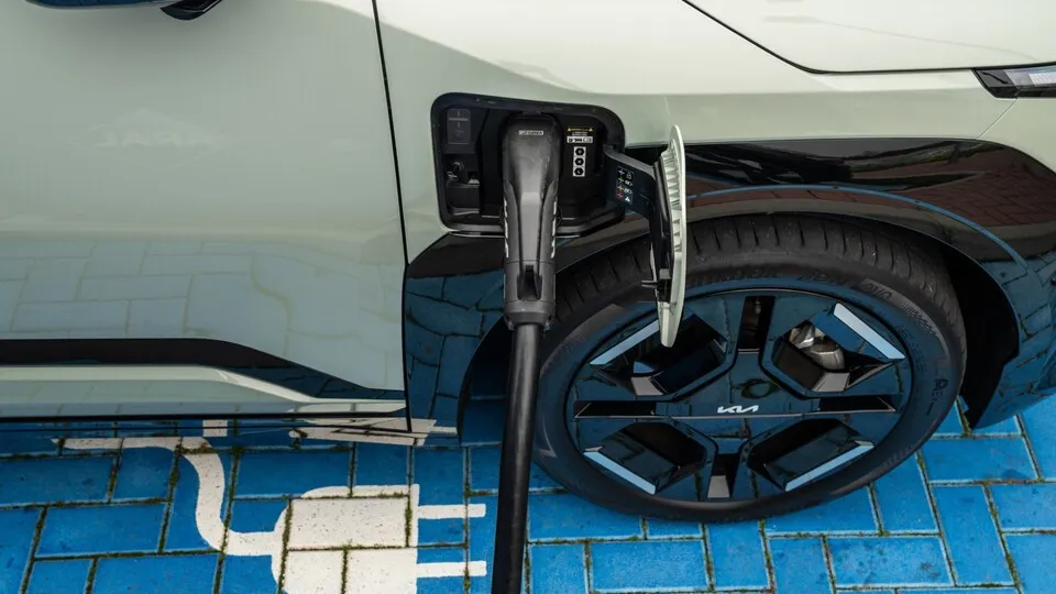 Staatliche Förderung für Elektroautos geht laut Studie mit sinkenden Herstellerrabatten einher.