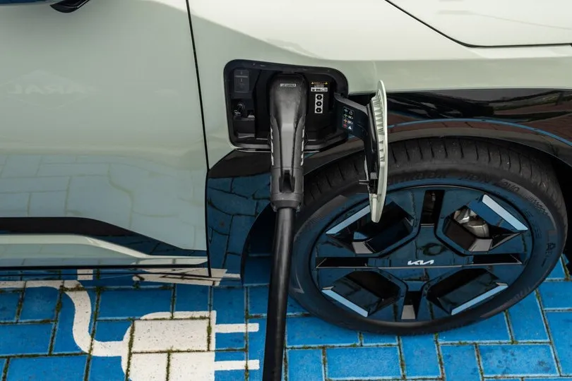Staatliche Förderung für Elektroautos geht laut Studie mit sinkenden Herstellerrabatten einher.