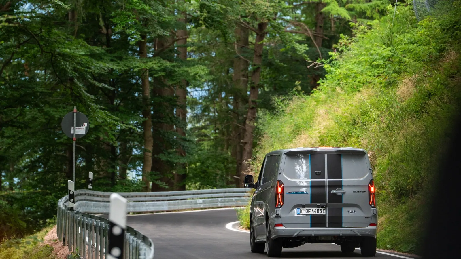 Bahnt sich während der Fahrt ein technisches Problem an, das vom Fahrer noch nicht erkannt wird, werden bereits entsprechende Daten an den Händler gesendet.