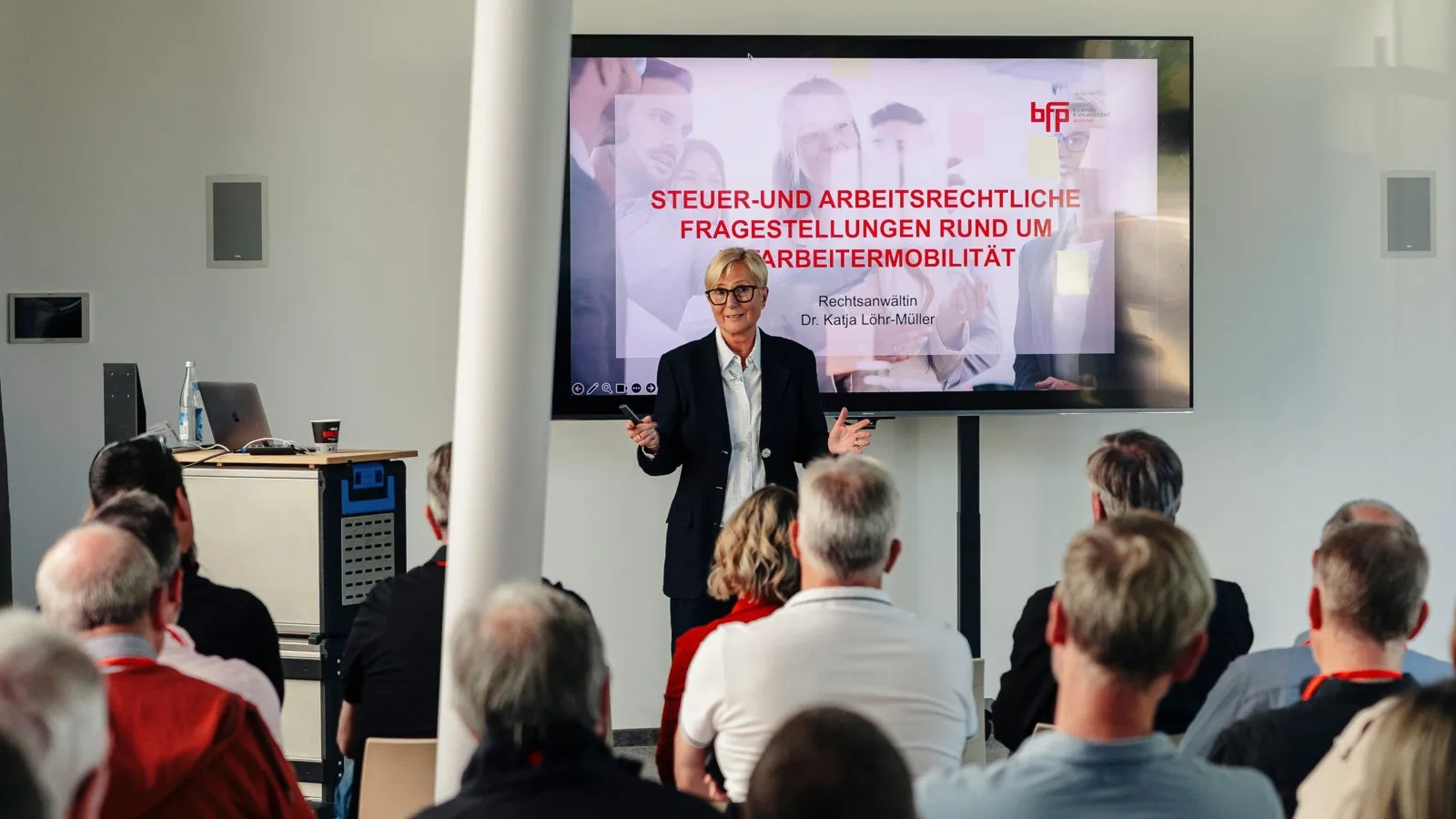Rechtsanwältin Dr. Katja Löhr-Müller gewährte den Besucherinnen und Besuchern wichtige rechtliche Einblicke in das Fuhrparkmanagement mit dem Schwerpunkt „Haftung und Steuern im Mobilitätsmanagement“.