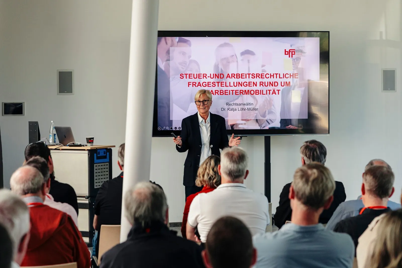 Rechtsanwältin Dr. Katja Löhr-Müller gewährte den Besucherinnen und Besuchern wichtige rechtliche Einblicke in das Fuhrparkmanagement mit dem Schwerpunkt „Haftung und Steuern im Mobilitätsmanagement“.