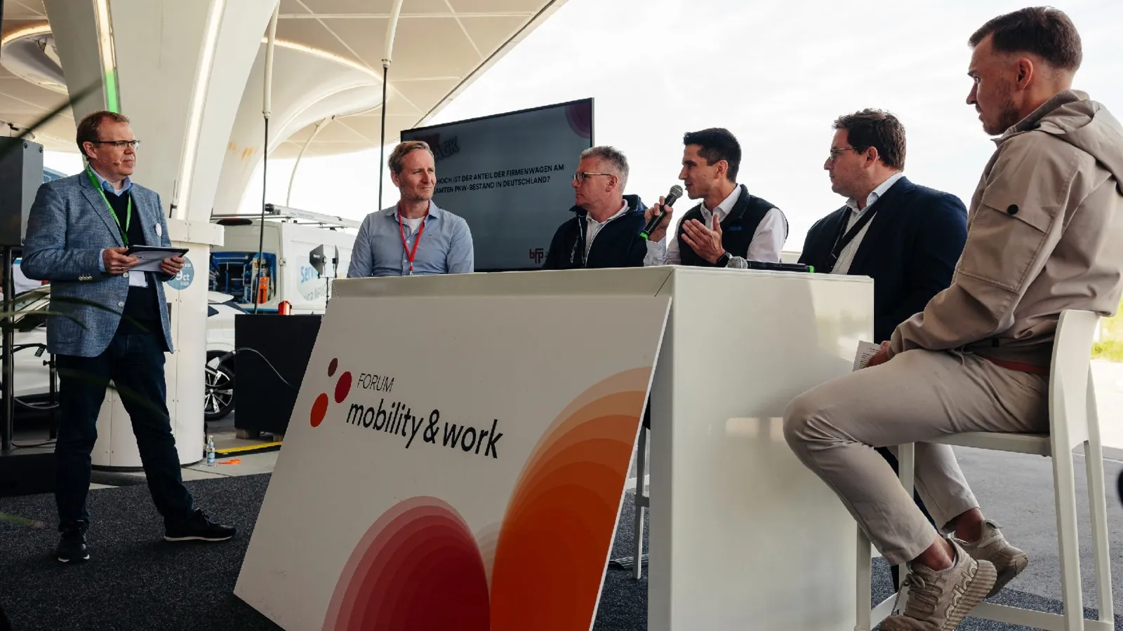 Clemens Noll-Velten im Gespräch mit Andreas Reichert (Mobiko), Thomas Unger (Sortimo), Christian Lochner (Mitsubishi & Great Wall Motors), Malte Schuler (Holman) und Dominik Stark (GBS Kühlanlagen).