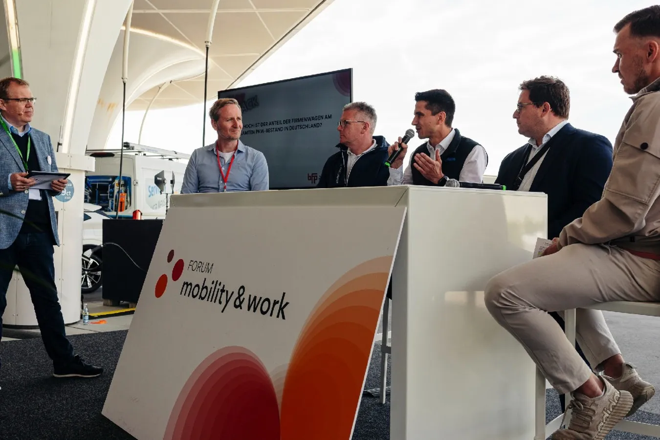 Clemens Noll-Velten im Gespräch mit Andreas Reichert (Mobiko), Thomas Unger (Sortimo), Christian Lochner (Mitsubishi & Great Wall Motors), Malte Schuler (Holman) und Dominik Stark (GBS Kühlanlagen).