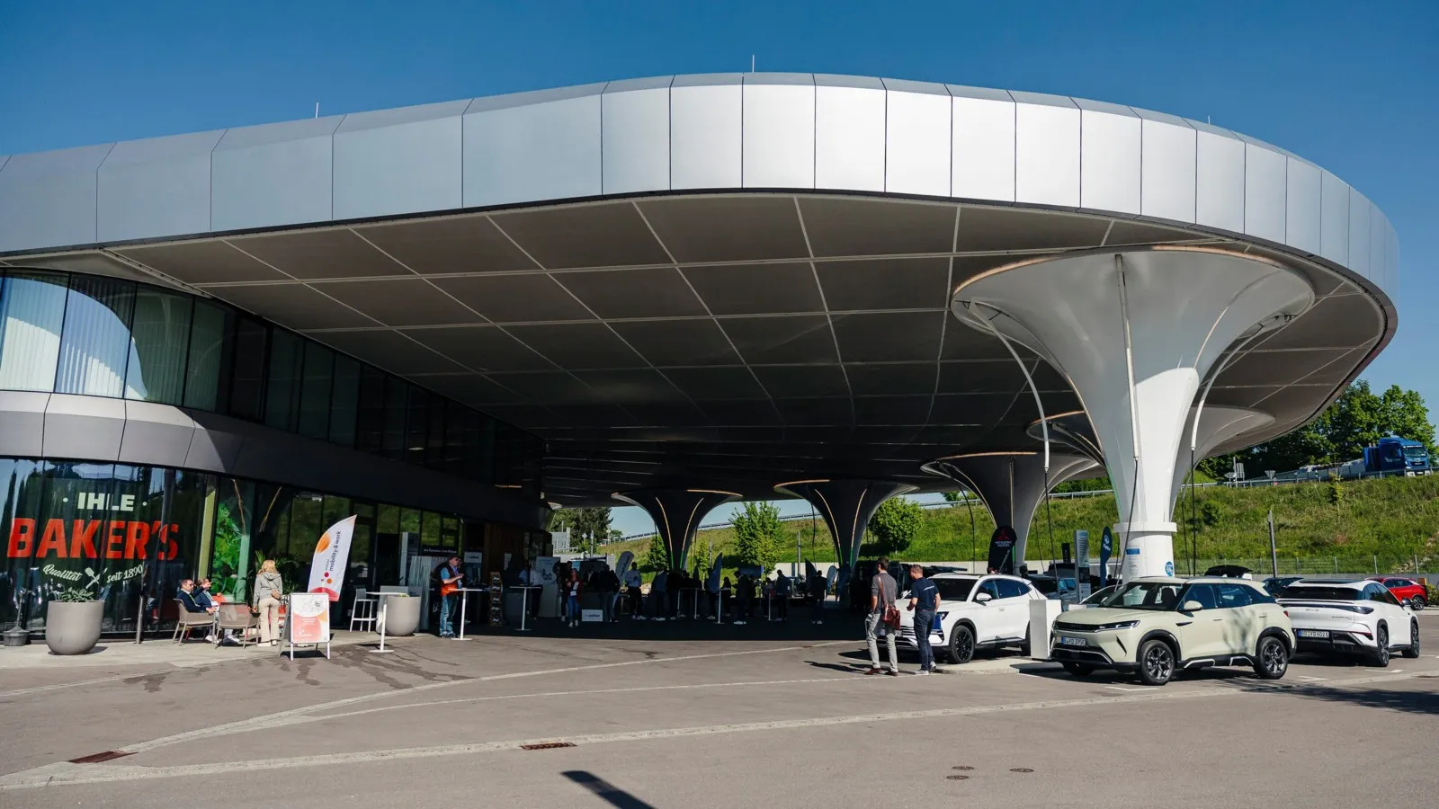 Das Gelände von Sortimo gab den Besucherinnen und Besuchern genug Raum um sich auszutauschen, zu lernen, zu netzwerken und um Autos zu testen.