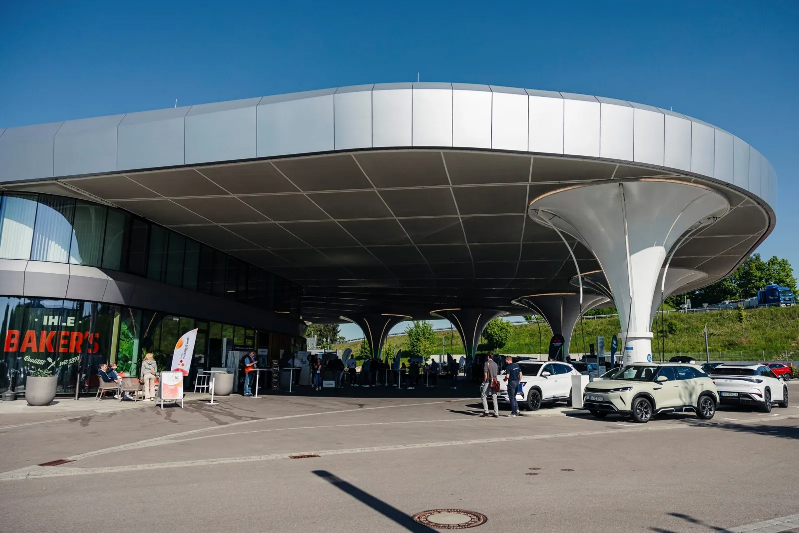 Das Gelände von Sortimo gab den Besucherinnen und Besuchern genug Raum um sich auszutauschen, zu lernen, zu netzwerken und um Autos zu testen.