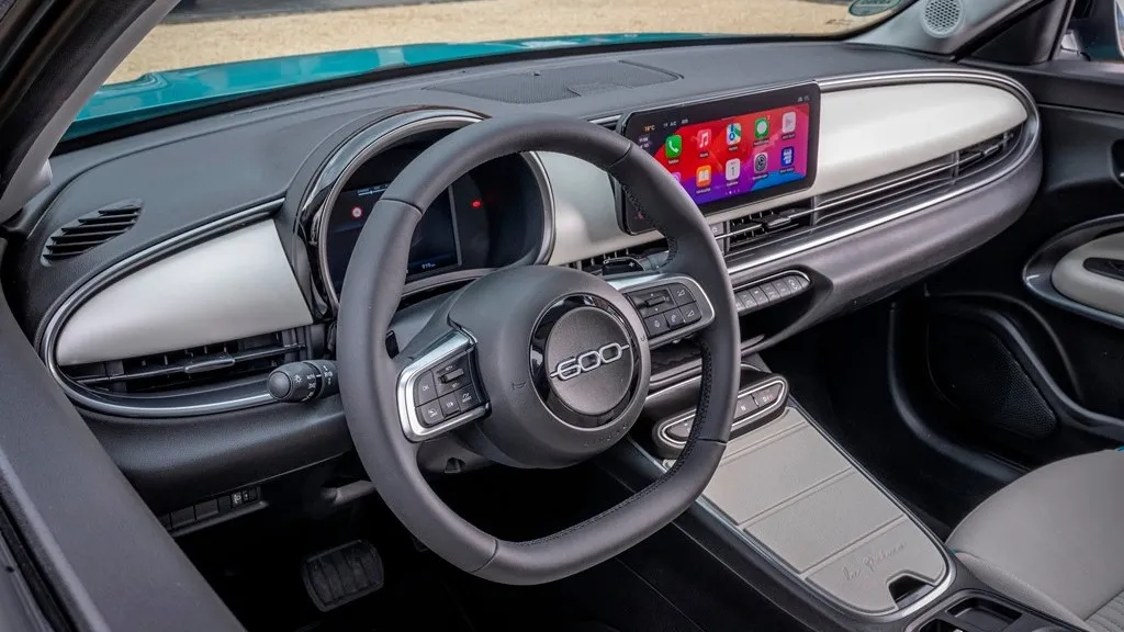 Schlicht und schick: Zur Cockpit-Serienausstattung gehören u. a. das zentrale Kombiinstrument als TFT-Monitor mit sieben Zoll Durchmesser (17,8 Zentimeter), ein 10,25-Zoll-Infotainmentsystem (26 Zentimeter) samt Smartphone-Einbindung .