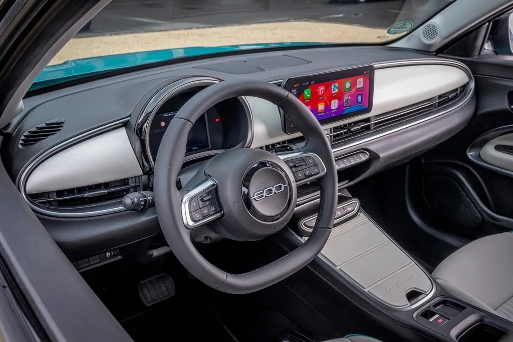 Schlicht und schick: Zur Cockpit-Serienausstattung gehören u. a. das zentrale Kombiinstrument als TFT-Monitor mit sieben Zoll Durchmesser (17,8 Zentimeter), ein 10,25-Zoll-Infotainmentsystem (26 Zentimeter) samt Smartphone-Einbindung .