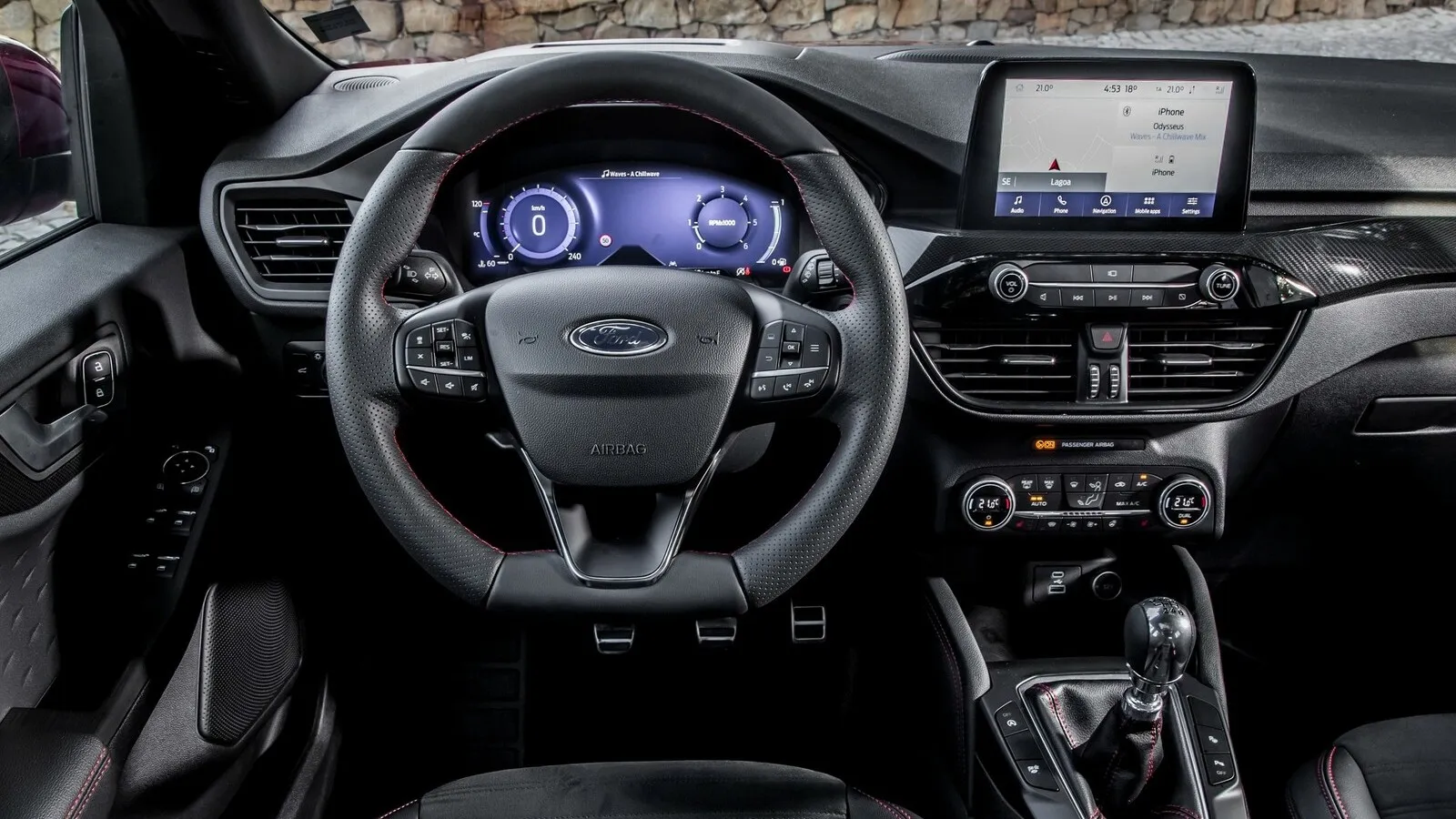 Der Ford Kuga warnt Autos in der Umgebung
