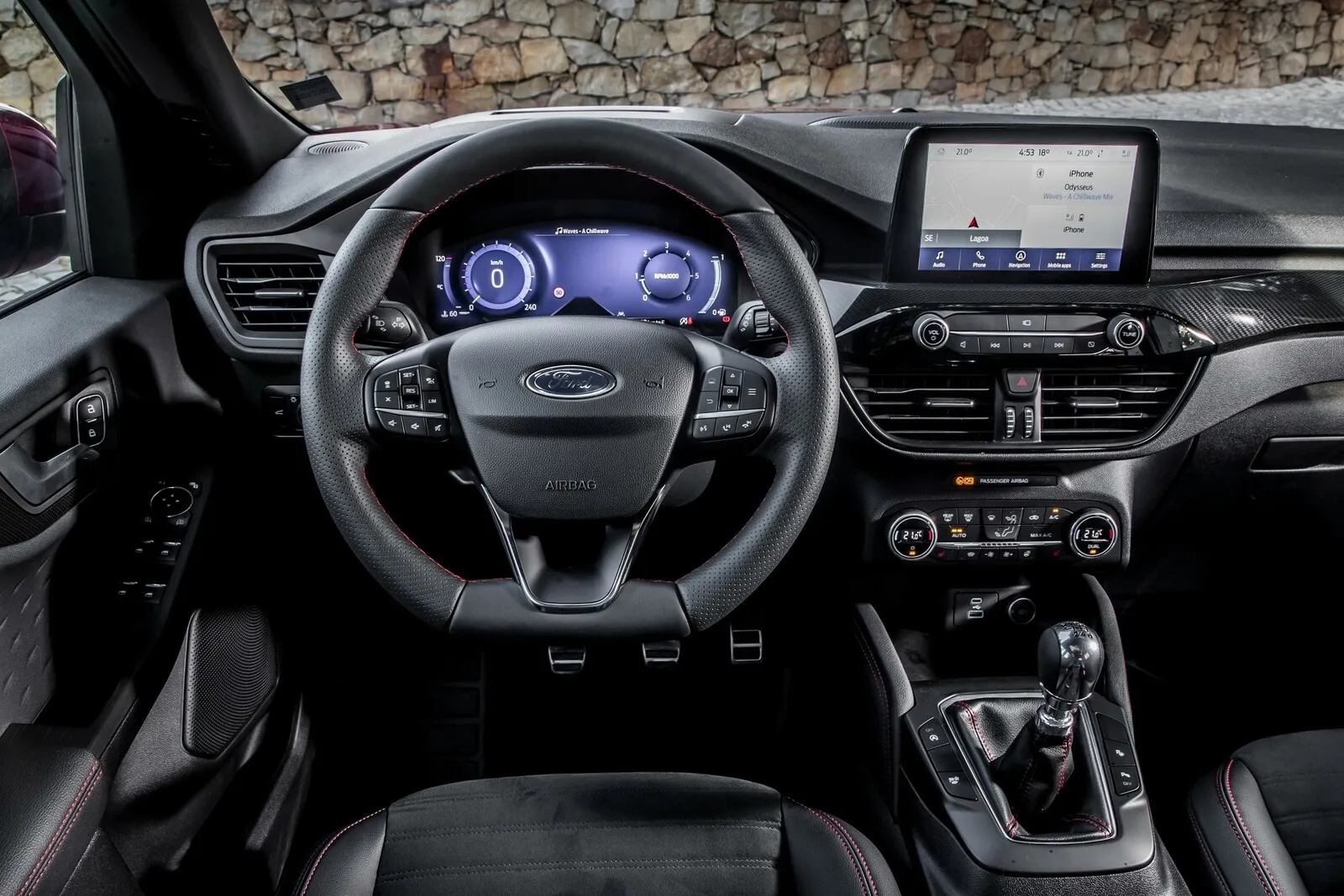 Der Ford Kuga warnt Autos in der Umgebung
