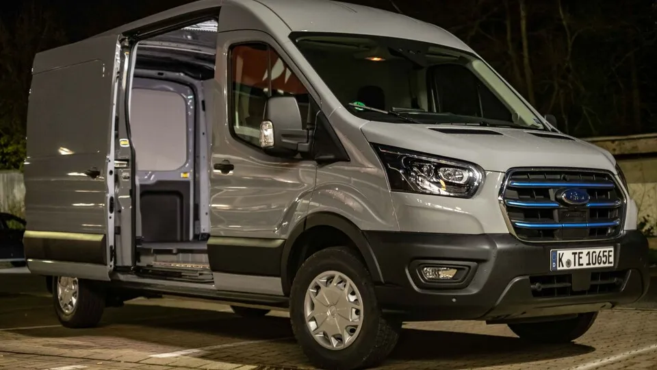 Der Ford E-Transit bietet volle Nutzbarkeit mit elektrischem Antrieb – zum Startpreis von 59.890 Euro netto.