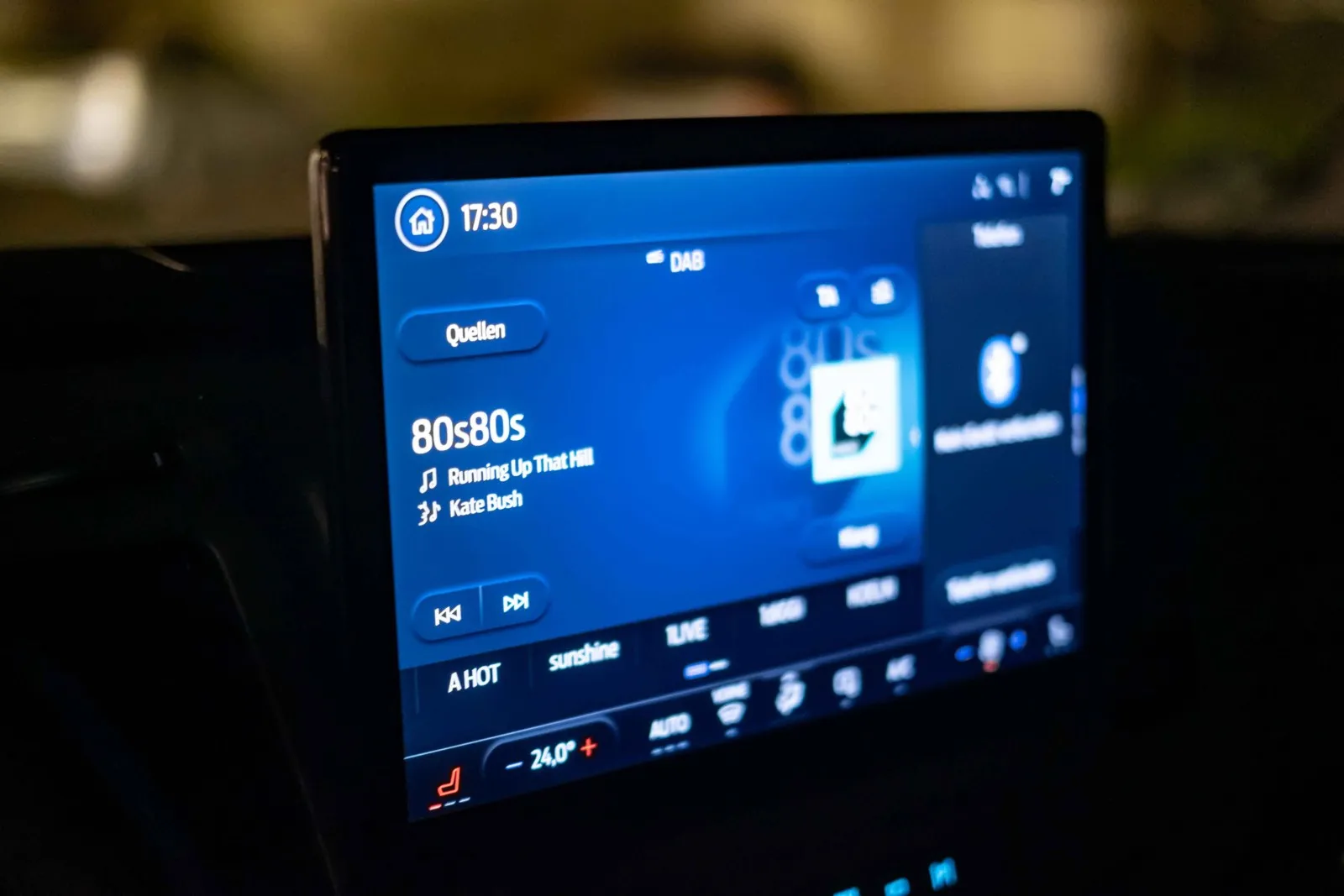 Bitte wieder in Kunststoff gießen: Das Touchscren-Bedienkonzept im E-Transit ist trotz Nutzfahrzeug-Segment ähnlich umständlich konzipiert wie das einiger moderner Luxuslimousinen.