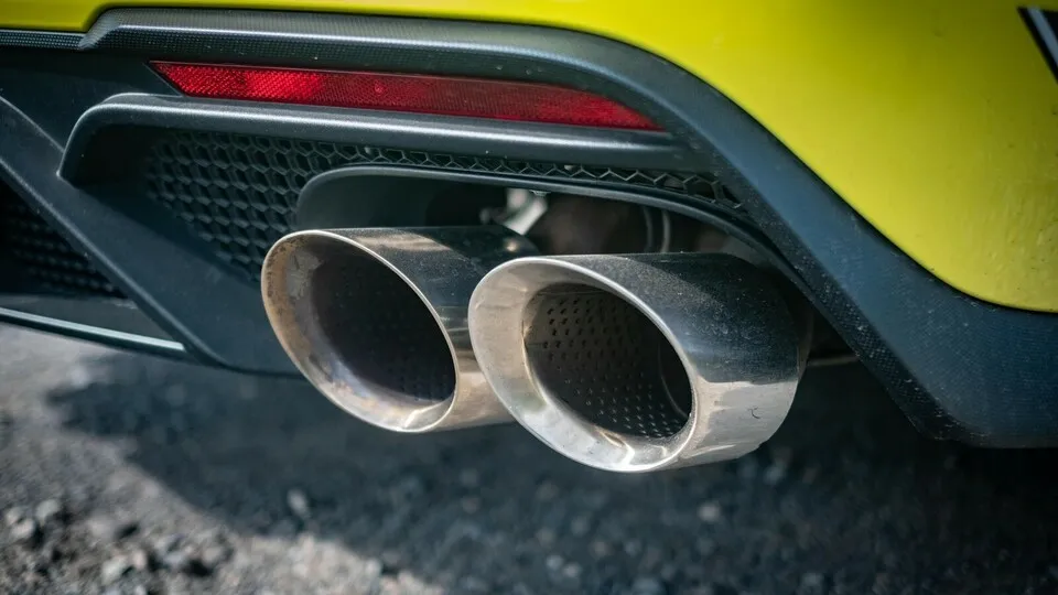 Die Treibhausgasminderungsquote soll einerseits Fahrer lokal emissionsfreier Fahrzeuge unterstützen, andererseits können Unternehmen ihre CO2-Bilanz durch den Kauf einer Quote verbessern.