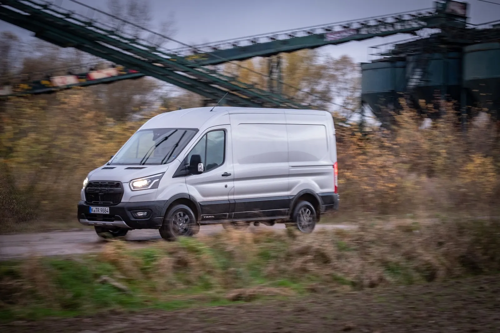 Paketdienst in Sibirien?: Der Transit Trail 4x4 ist für Einsatzgebiete geschaffen, die sich rein mit der Vorderachse nicht bewältigen lassen.