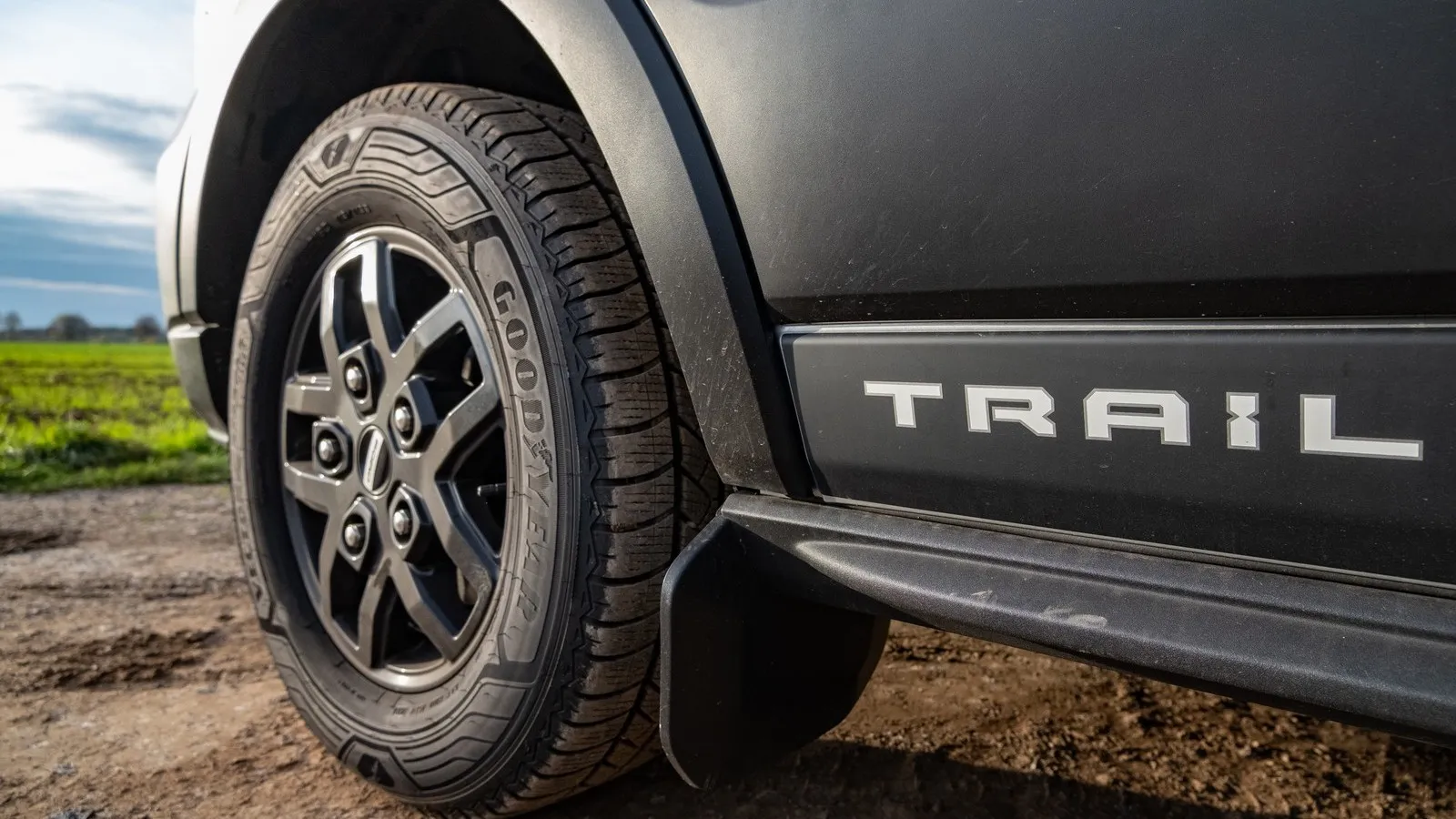 Freizeitkleidung: Der Trail-Schriftzug will mit Offroadqualitäten in Verbindung gebracht werden.