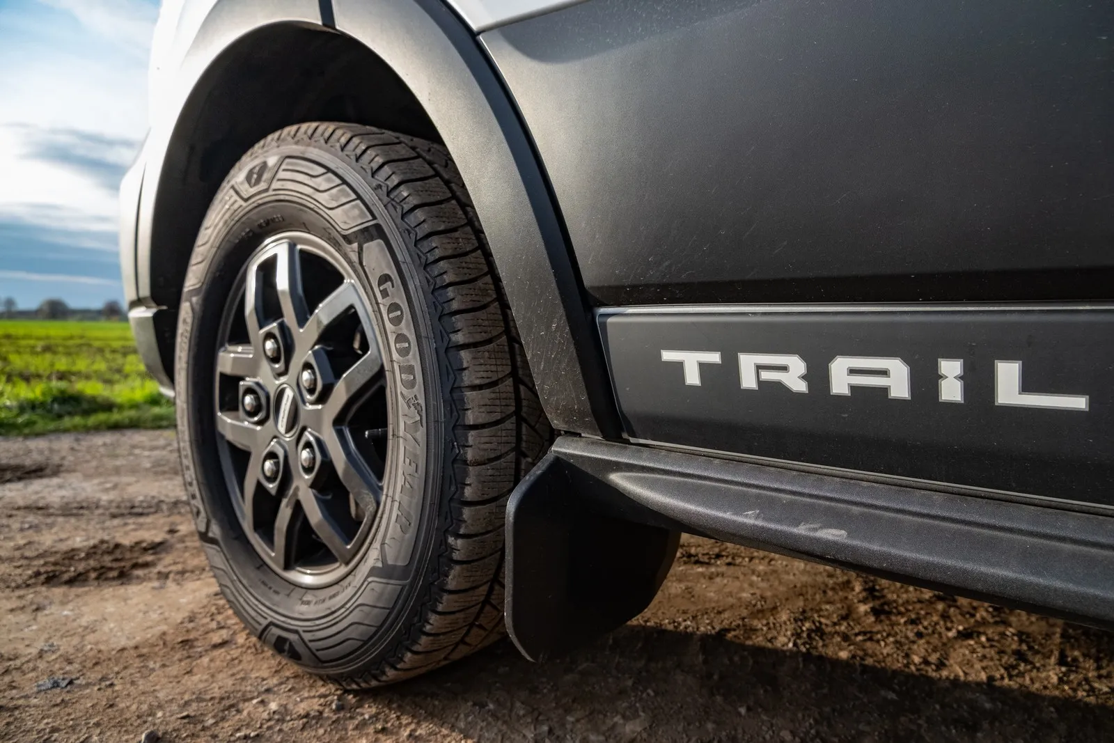 Freizeitkleidung: Der Trail-Schriftzug will mit Offroadqualitäten in Verbindung gebracht werden.