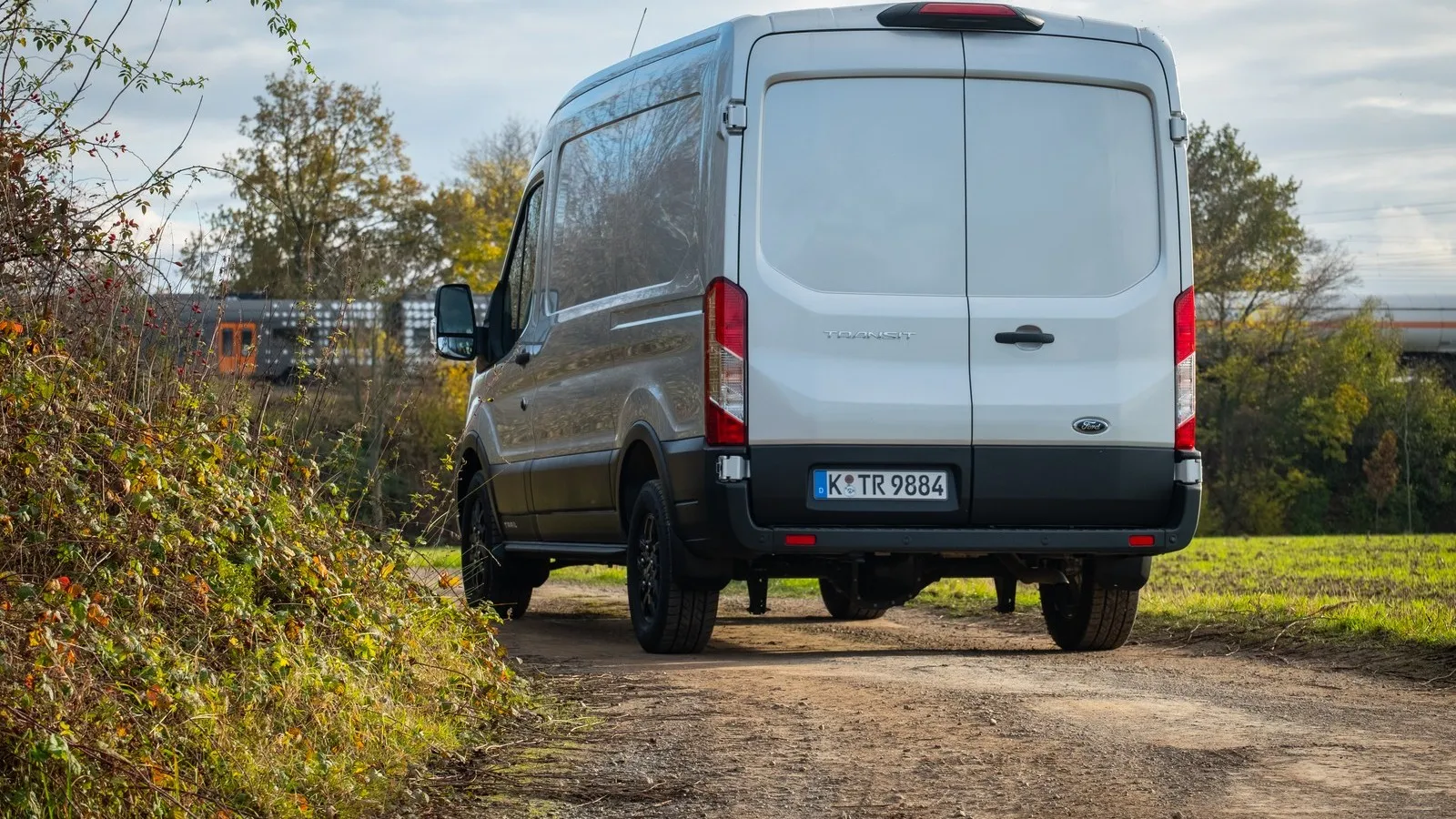Gefährliche Haken: Unter der Hinterachse des Transporters ist naturgemäß Stahl im Weg, den der geneigte Baustellencowboy sicher nicht automatisch mit einberechnet.