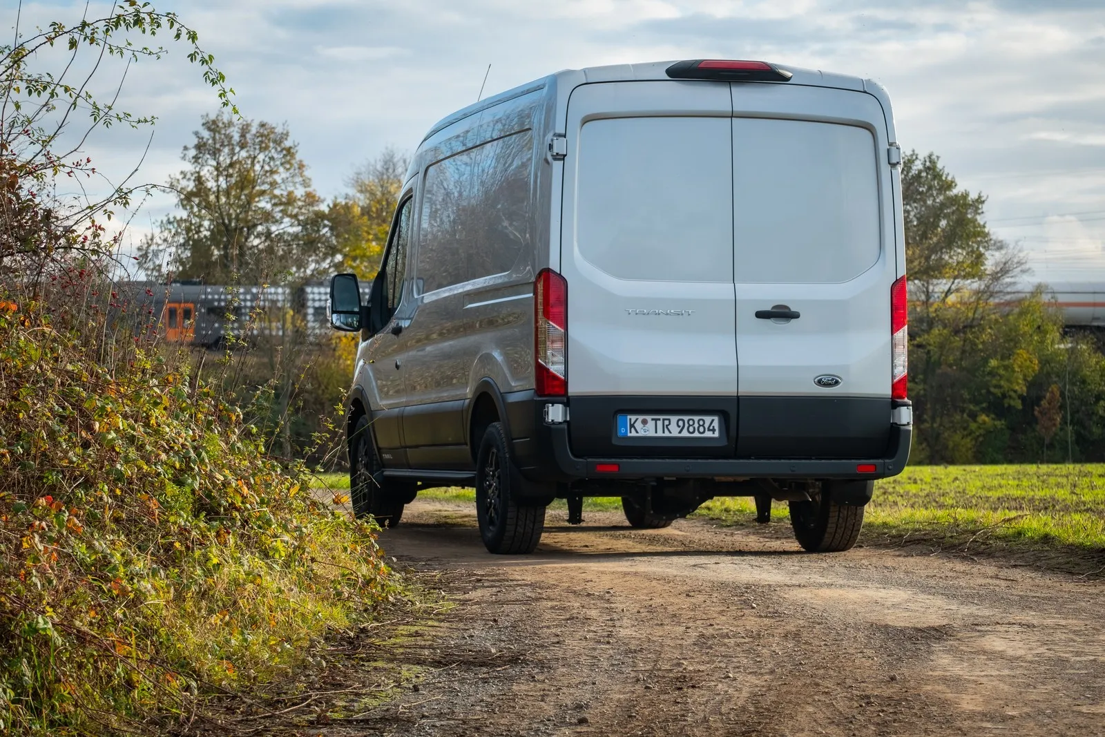 Gefährliche Haken: Unter der Hinterachse des Transporters ist naturgemäß Stahl im Weg, den der geneigte Baustellencowboy sicher nicht automatisch mit einberechnet.