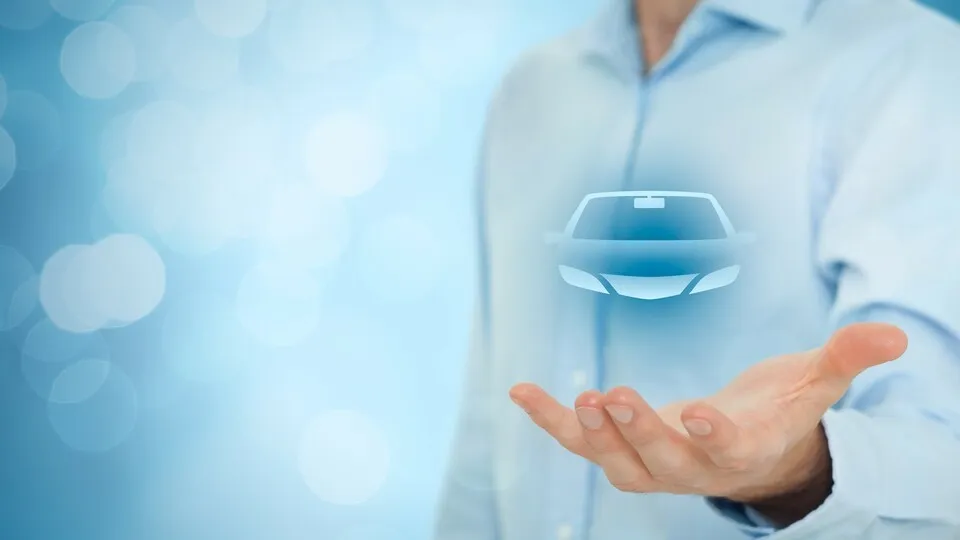 Geschäftsmann prüft Optionen bei einem Carsharing-Anbieter