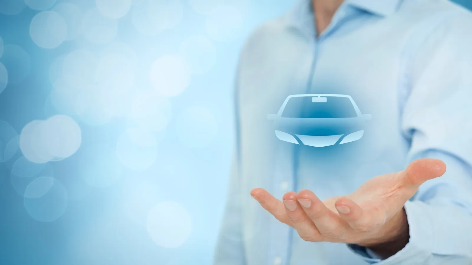 Geschäftsmann prüft Optionen bei einem Carsharing-Anbieter