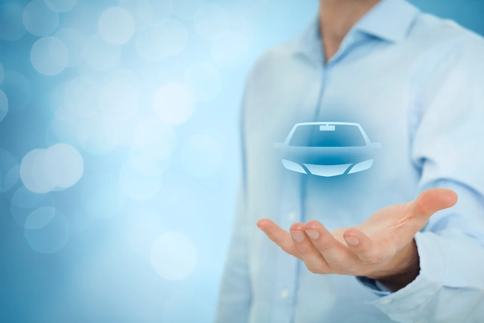 Geschäftsmann prüft Optionen bei einem Carsharing-Anbieter