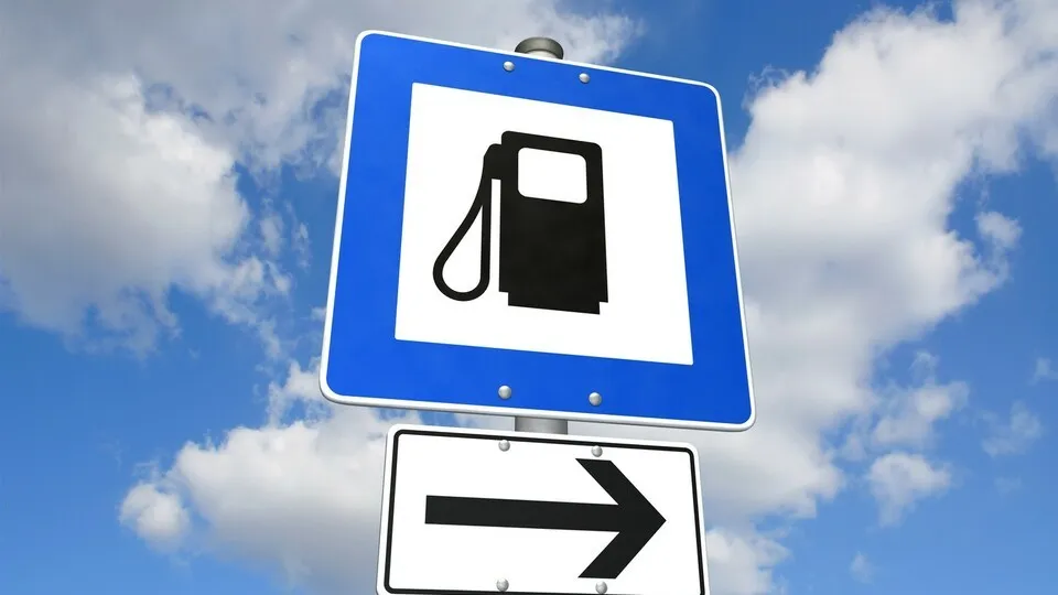 Tankstelle tanken Schild Symbol auftanken Benzin Wegweiser Benzinpreis symbolisch Illustration Auto blau betanken PKW Zeichen Beschilderung Diesel Grafik Strassenschild Treibstoff Symbolbild abstrakt Verkehrsschild Verkehrszeichen Abbildung Himmel Wolken