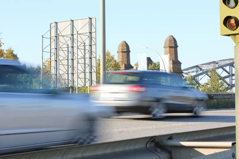 Verkehrsverstöße durch Dienstwagennutzerinnen und -nutzer: Die Halterhaftung des Unternehmens endet nicht so schnell.