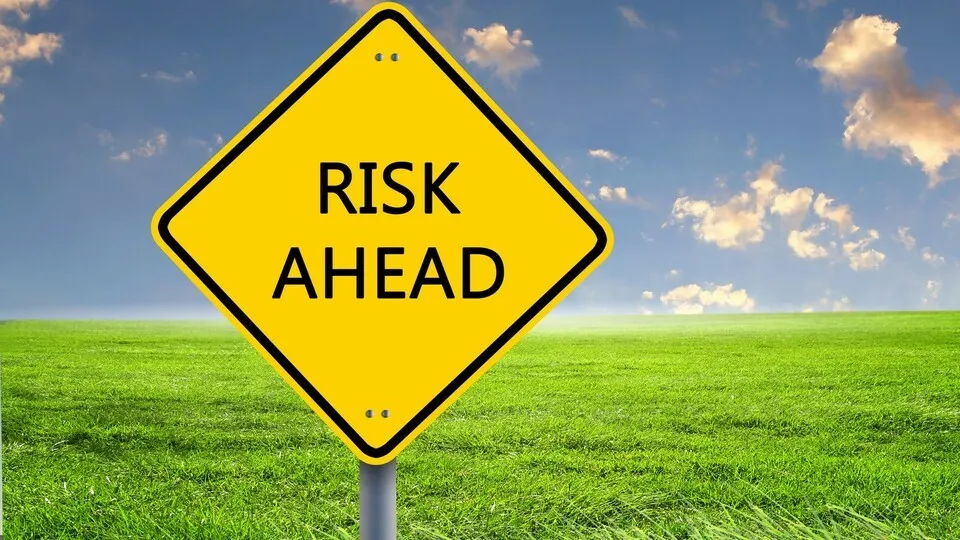 Gelbes Schild warnt vor Gefahren
Picture of yellow road sign warning about risk ahead