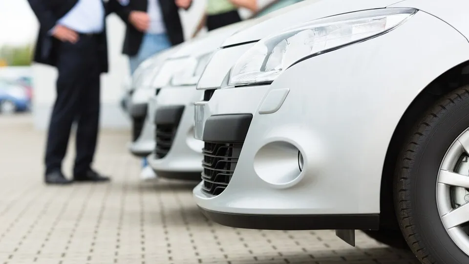 Autovermieter haften bei Unfällen mit defekten Mietfahrzeugen, auch wenn eine Vertragsklausel dies ausschließt.