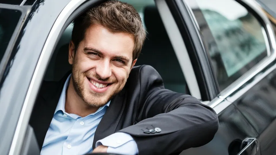 Junger mann im Anzug am Steuer
Portrait of an handsome guy driving his car