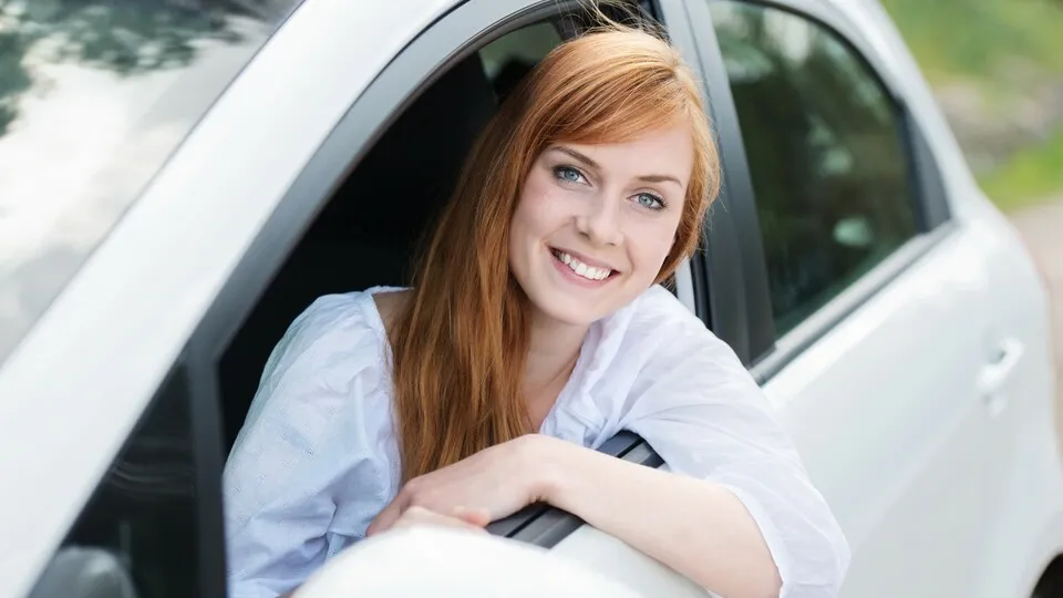 lächelnde autofahrerin